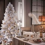 elegantný vianočný interiér s bielym stromčekom s ozdobami v zlatej a perlovej farbe