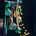 Vianočné sklenené gule povešané na operadle stoličky