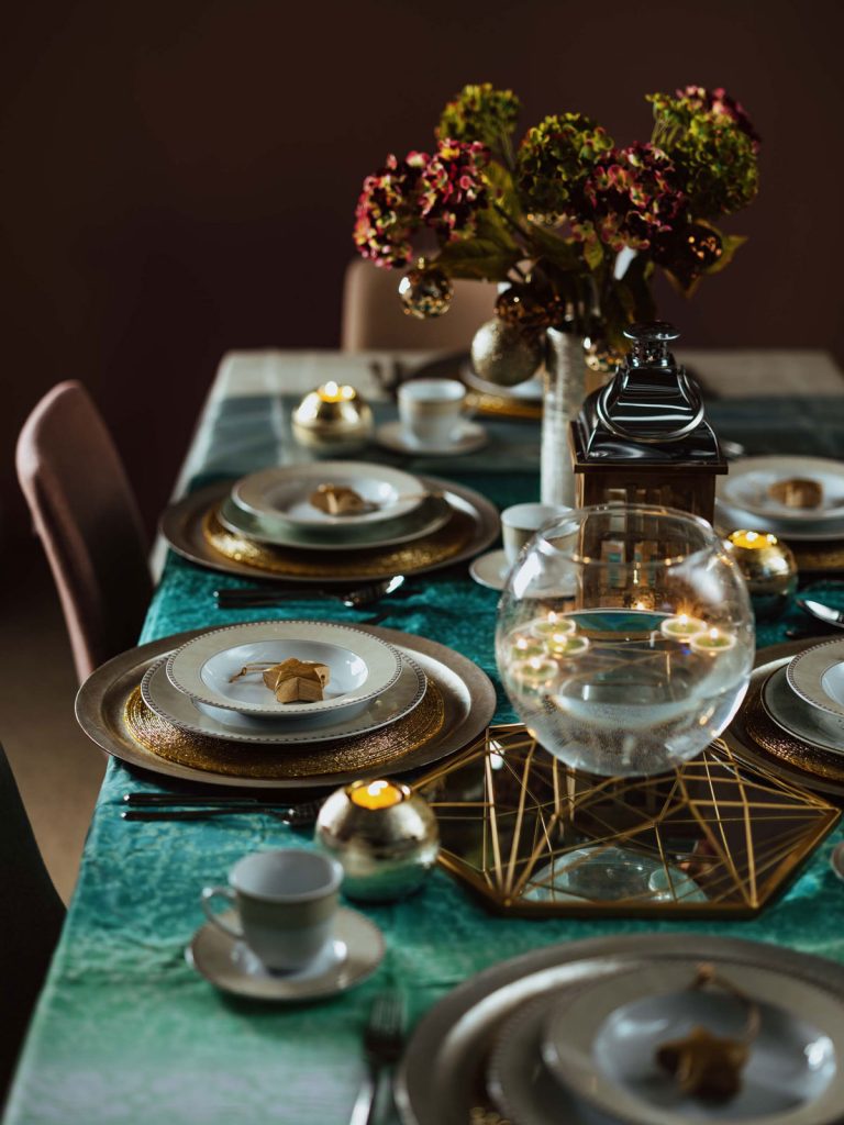 Vianočne prestretý stôl v kombinácii tyrkysovej a patinovanej zlatej