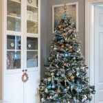 Biely kredenc a vianočný stromček