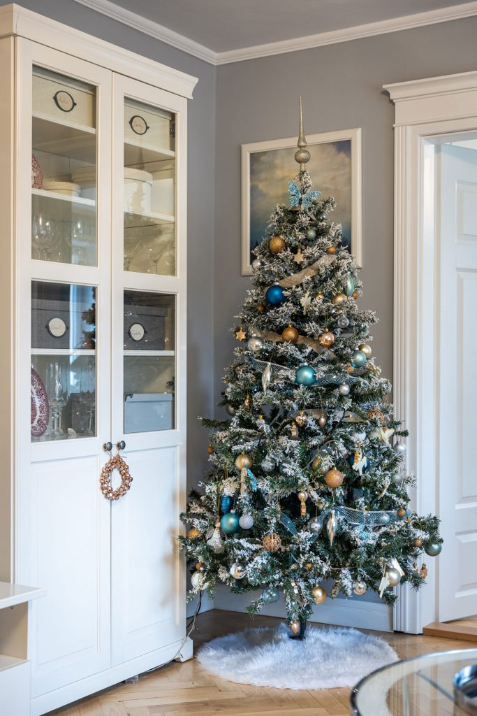 Biely kredenc a vianočný stromček
