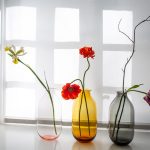 ručne vyrobené sklenené vázy s kvetmi