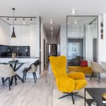 Otvorený priestor obývačky a kuchyne v minimalistickom štýle