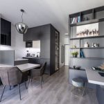 Moderný malý byt s kuchyňou, obývačkou, jedálenský kútom aj priestorom na pracovňu