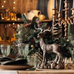vianočný aranžmán s dekoráciou jeleňa a kyticami z čečiny vo vázach
