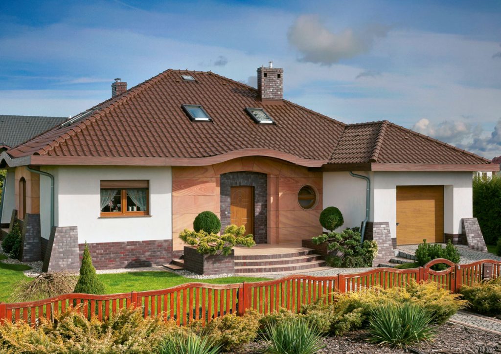 Rodinný dom s hnedou strechou