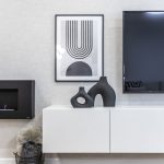 detail závesnej obývacej skrinky pod TV s modernými vázami a geometrickým obrazom
