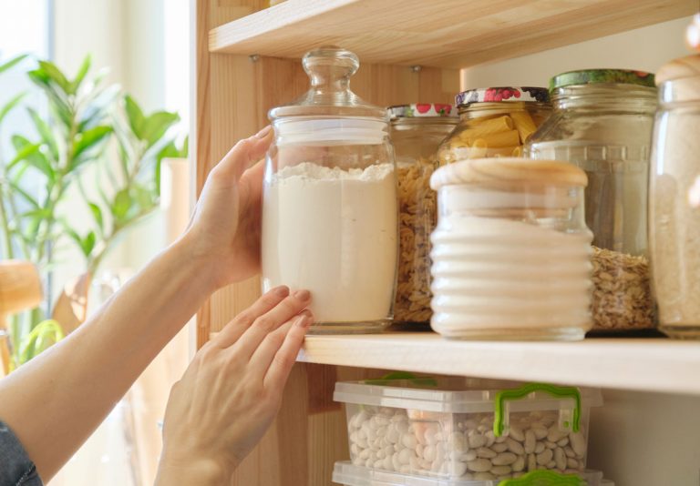 7 riešení ako sa v kuchyni vysporiadať s chýbajúcou špajzou