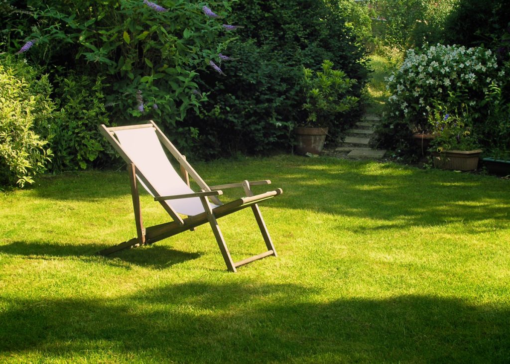 Praktické tipy, ako mať peknú trávnatú plochu aj na miestach, kde vládne tieň