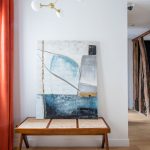 Orechová lavica s viedenským výpletom a abstraktným obrazom