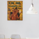minimalistický jedálenský stôl, za ktorým je na stene maľba Fera Liptáka