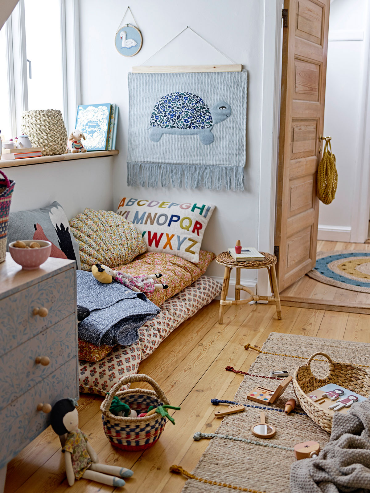 Detská izba s kútikom na oddych, farebnou komodou a prírodným kobercom