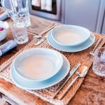 stôl s prúteným prestieraním a svetlomodrými keramickými taniermi-(2)