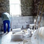 Premena maštale na obývačku - obmurovanie kamennej steny