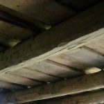 Premena maštale na obývačku - pôvodný strop maštale