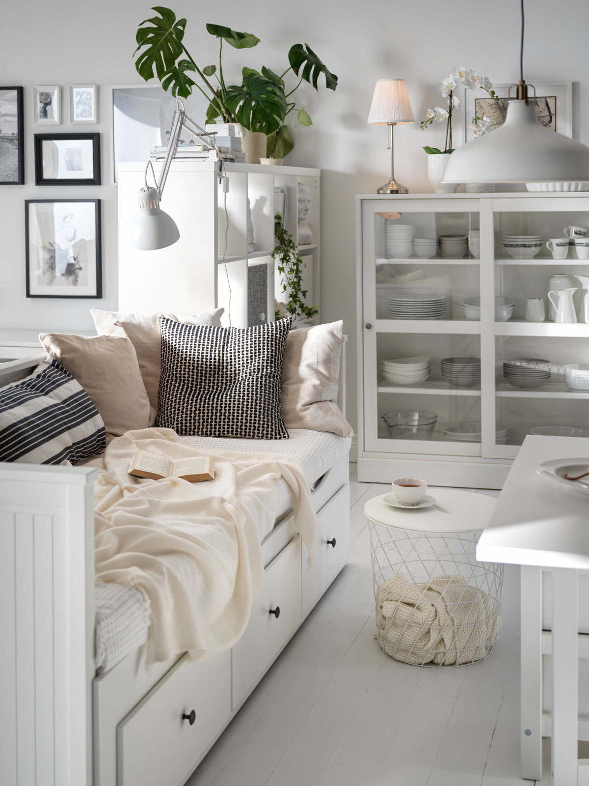 Biela obývačka v škandinávskom vidieckom štýle 