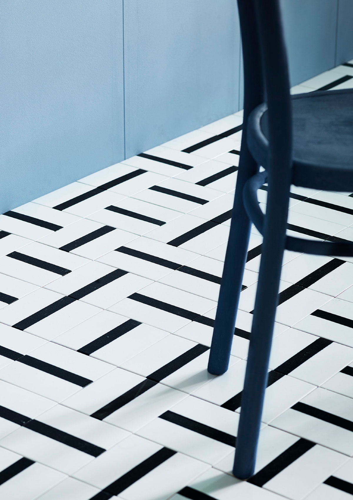 Biela podlaha so vzorom domaľovaným kriedovými farbami