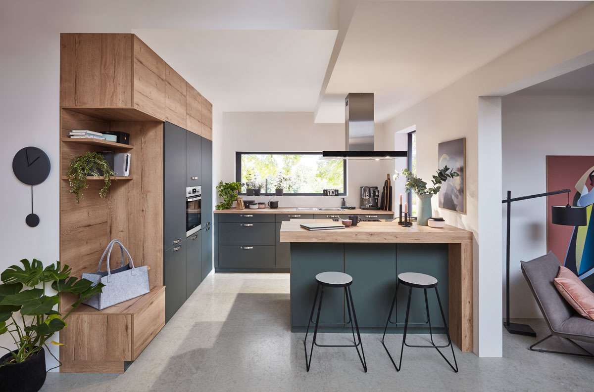 Moderná kuchyňa v kombinácii sivej a dreva