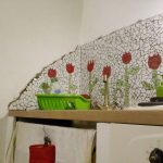 ručne vyrobený mozaikový obklad pri kuchynskej linke