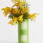 zelená keramická váza so žltými kvetmi