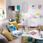 Farebná obývačka ladená vo farbách modrej, bielej a žltej