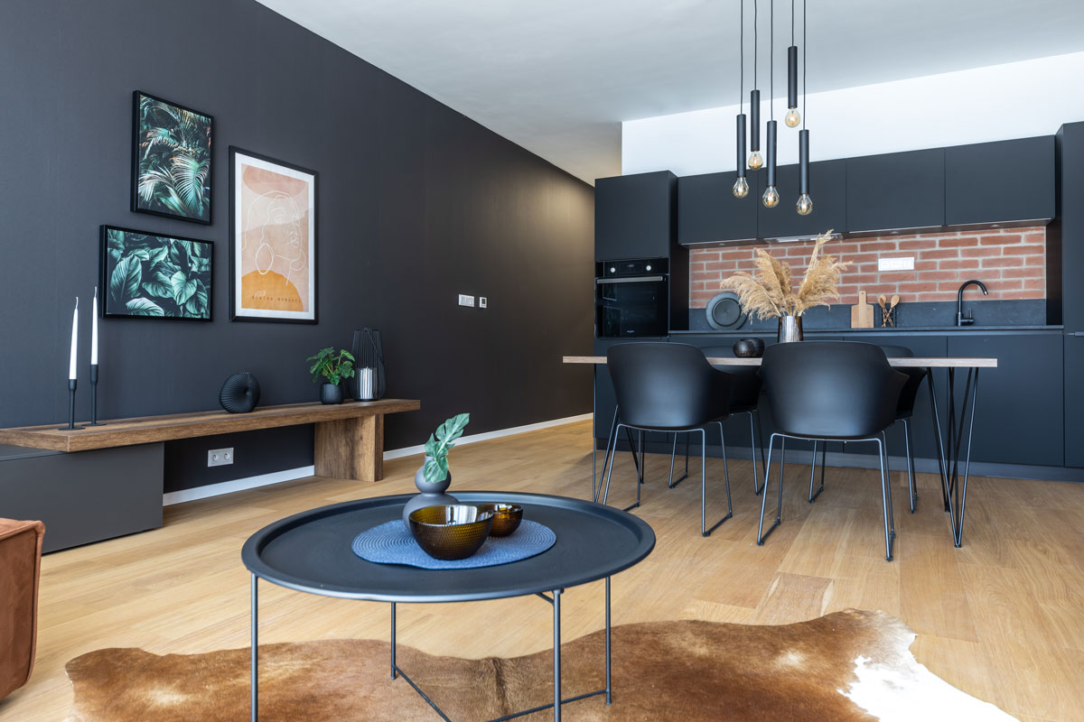 vzorový mezonet projektu Čerešne fine living, kuchyňa, jedálenský kút a jedna stena sú čierne, kuchynská zástena je imitácia tehlového obkladu