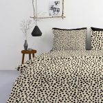 posteľ s obliečkami s leopardím vzorom