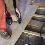 Kladenie a prichytávanie drevenej podlahy