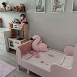 detská izba s ružovou rastúcou posteľou z IKEA
