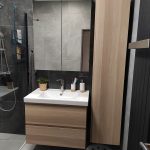 moderná čierna kúpeľňa s kúpeľňovou zostavou z IKEA