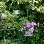 Kŕmidlá a kvetináče zo starých porcelánových šálok visiace na strome
