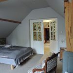miestnosť s dvojkrídlovými bielymi dverami s vitrážovým zasklením od autorky Kataríny Pokornej