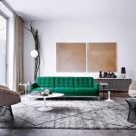 Obývačka v zemitých tónoch s elegantnou zelenou sedačkou