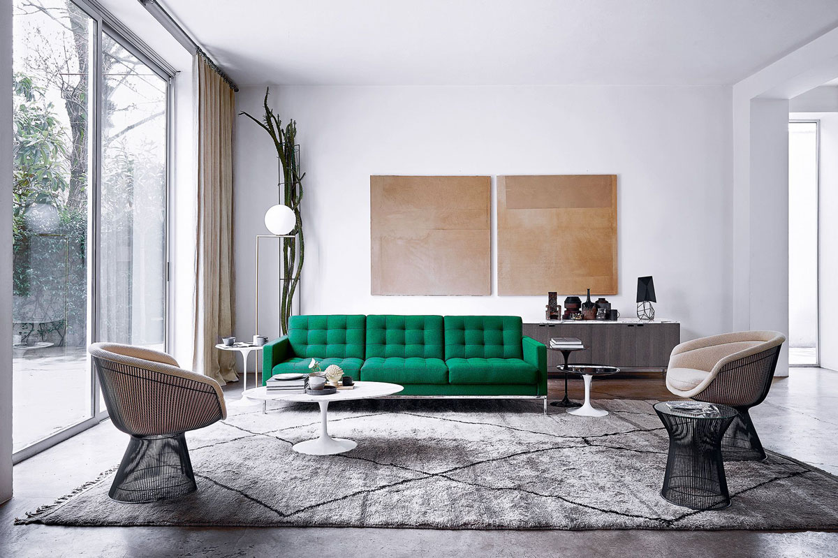 Obývačka v zemitých tónoch s elegantnou zelenou sedačkou