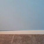 Medzery medzi stenou a podlahovou lištou