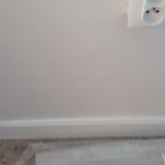 upravená medzera medzi stenou a podlahovou lištou