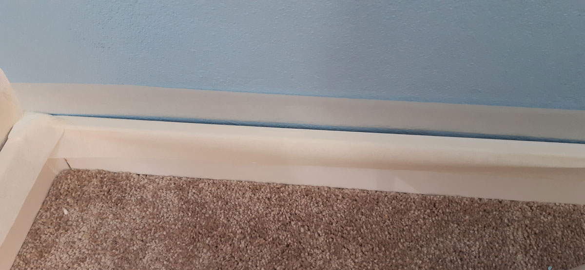 ochranná páska na stene nad podlahovou lištou
