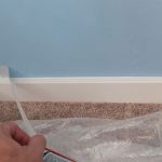 Odstránenie krycej lepiacej pásky zo steny