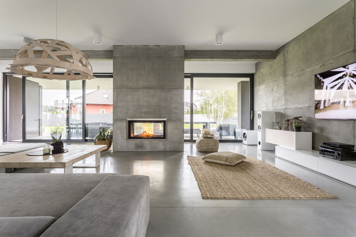 Moderná obývačka v prírodno-industriálnom štýle s krbom s povrchovou úpravou z pohľadového betónu