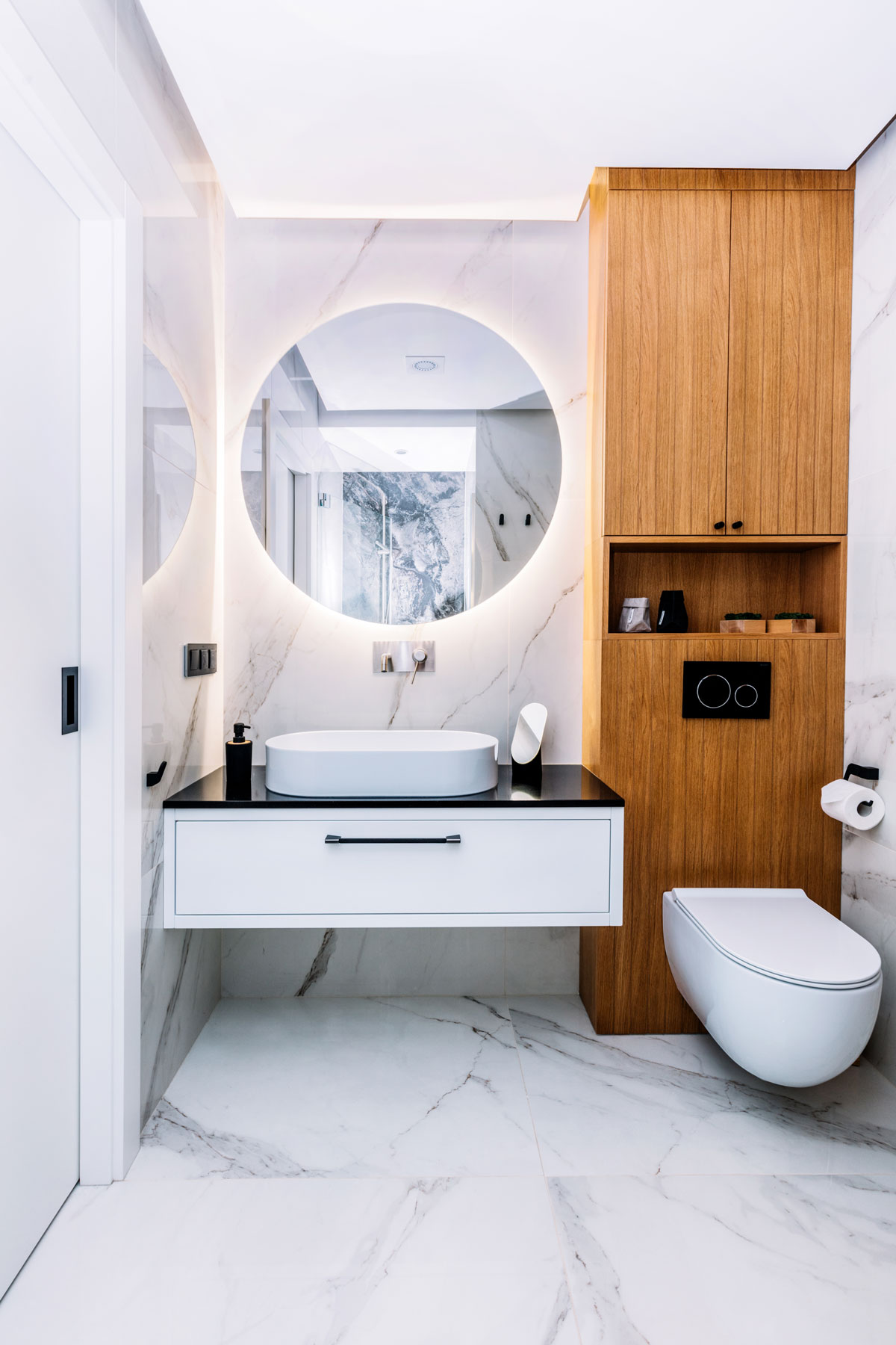 Elegantná kúpeľňa s veľkoformátovým obkladom a riešeniami, ktoré šetria vodu