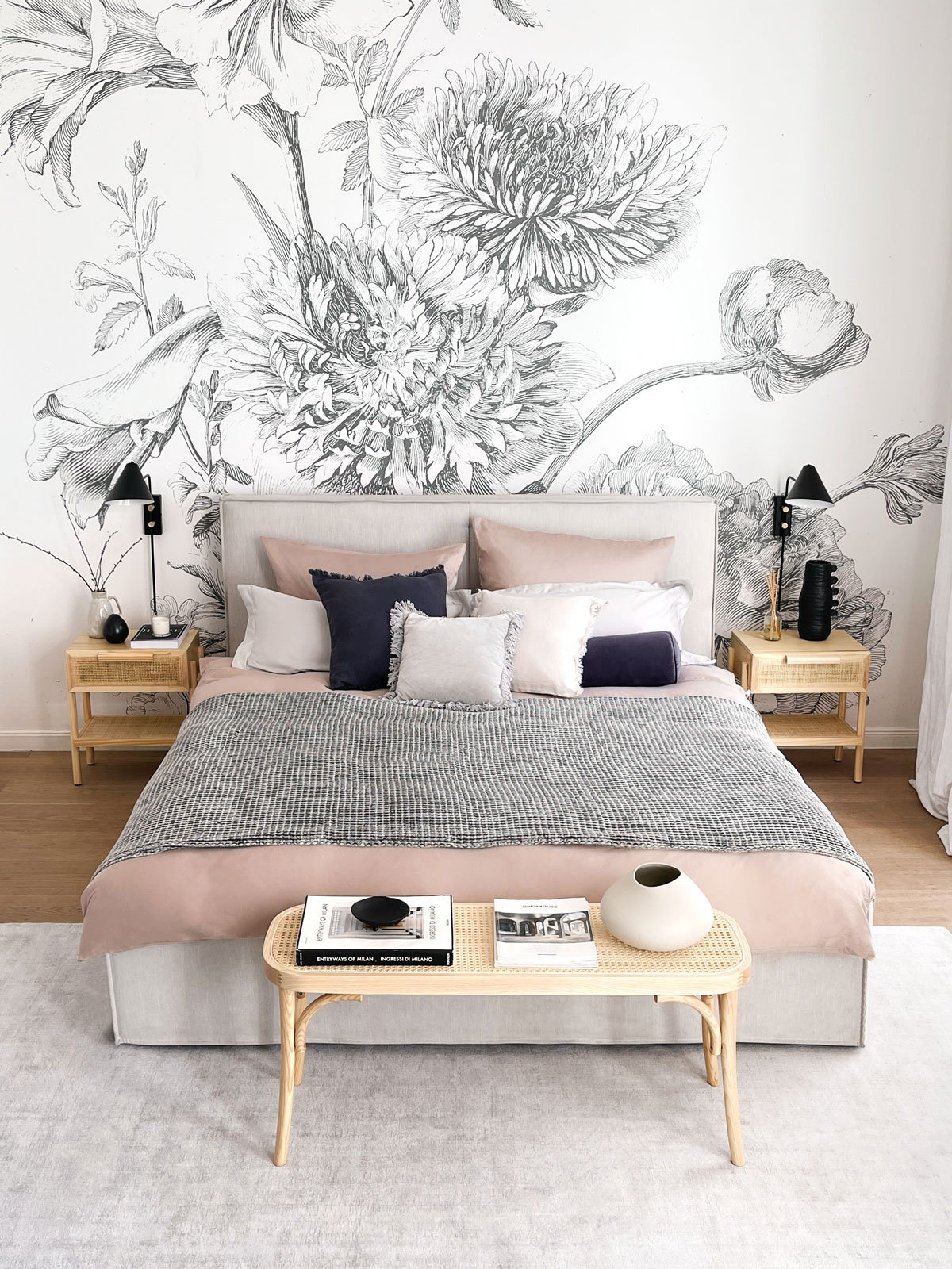 Spálňa ladená v kombinácii farieb sivá, čierna a púdrová s tapetou s motívom kvetín-Sen-(2)