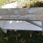 Stará drevená lavica pred renováciou