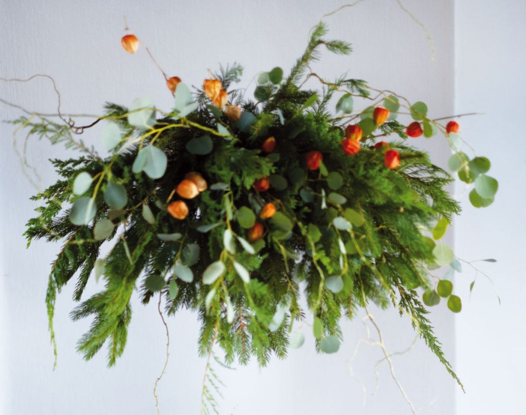 Vytvorte si nad sviatočný stôl prírodnú „levitujúcu“ dekoráciu z čečiny