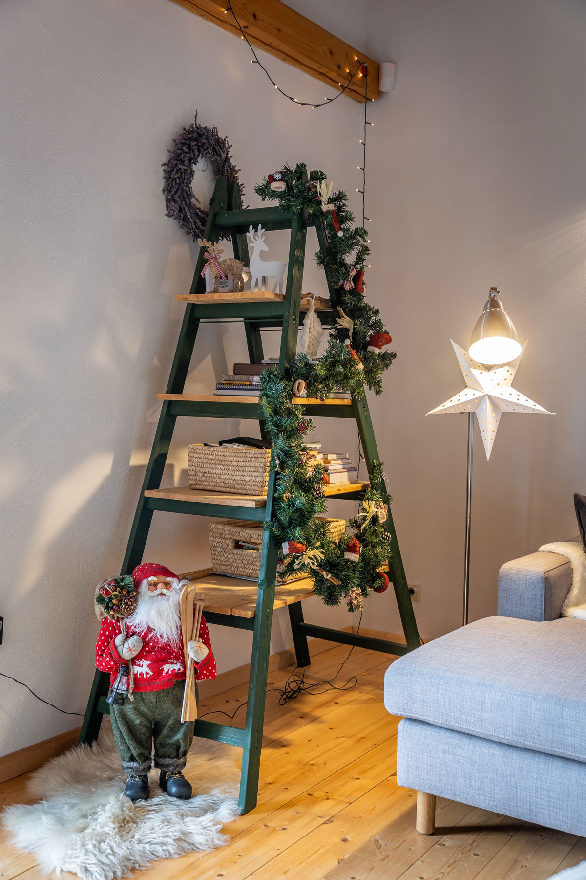 zelený rebrík v obývačke premenení na policu s vianočnou girlandou