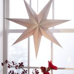 Papierová vianočná hviezda zavesená na okne