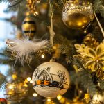 detail stromčeka s vianočnými ozdobami