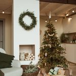 Vianočný interiér obývačky so stromčekom