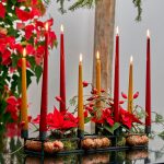 Adventný aranžmán zo sviečok, šišiek a vianočných ruží