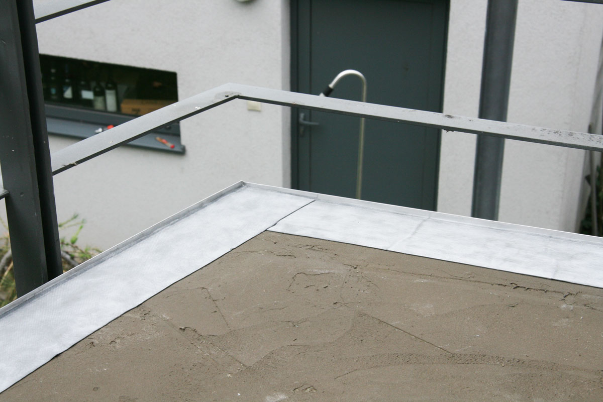 Utesnenie balkónového profilu butylovou páskou