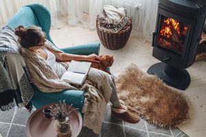 12 praktických aj dizajnových tipov, ktoré vám pomôžu doma udržať teplo, keď je už zima za oknami